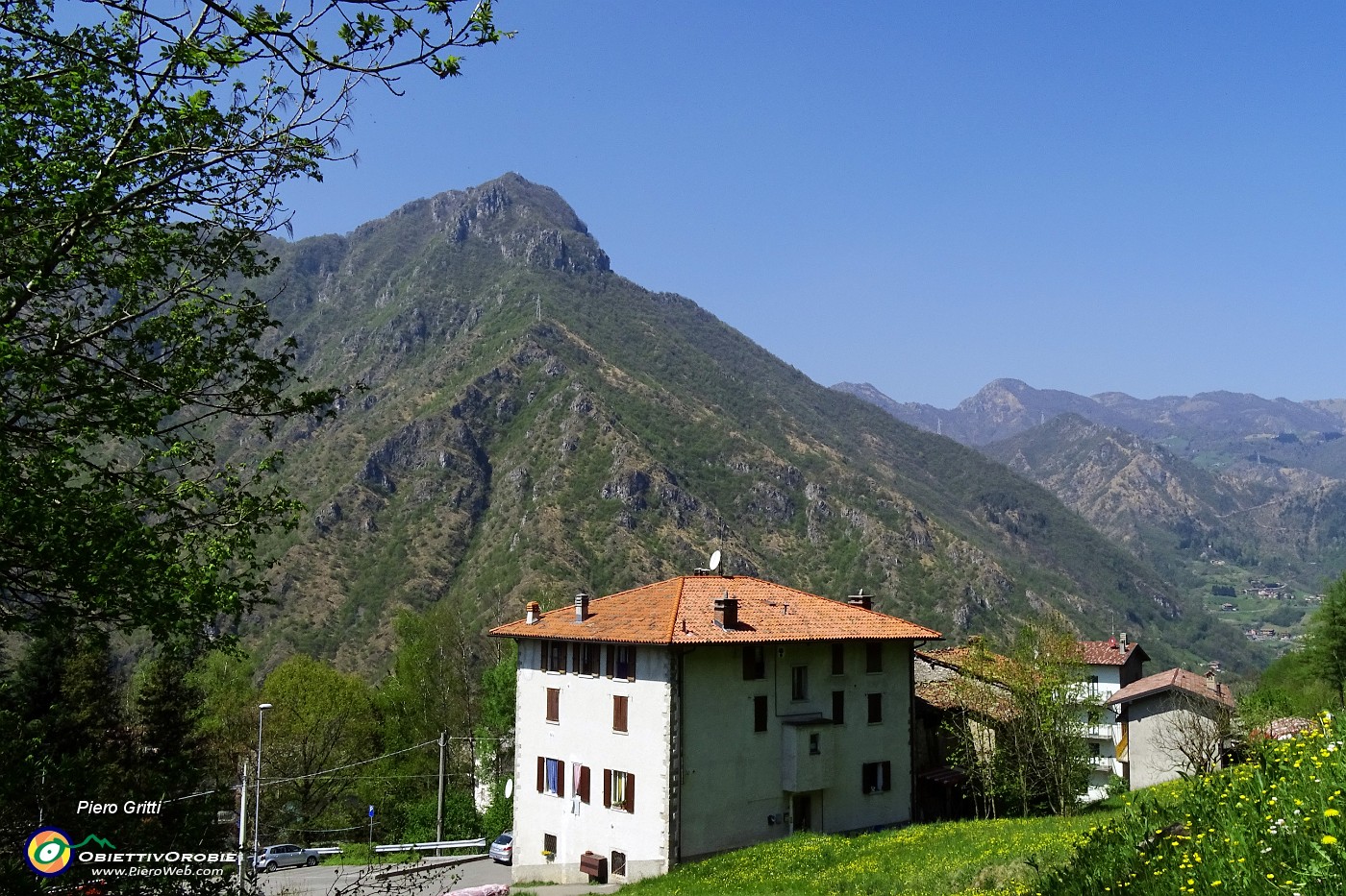 10 Sul sentiero nel prato con vista alle spalle sul Monte Zucco.JPG -                                